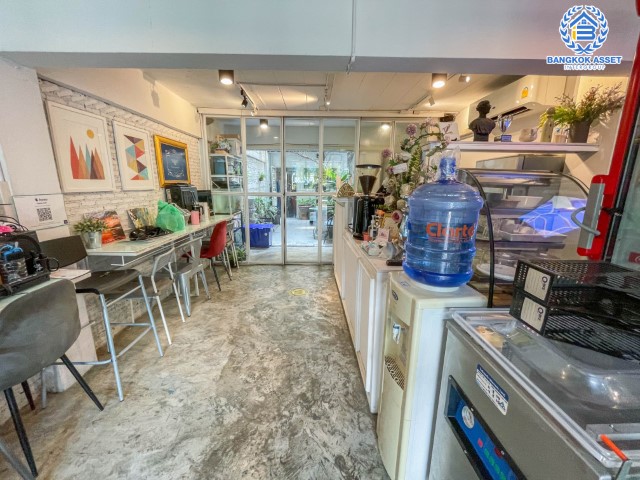 *****อาคารพาณิชย์มือสองย่านกรุงเทพฯ อาคารพาณิชย์ ซอยเพชรเกษม65/1 เนื้อที่กว้างขวางมากถึง 16 ตร.ว. ฟังก์ชัน 4 ห้องนอน 2 ห้องน้ำ ที่จอดรถ 1 คัน บ้านสไตล์คาเฟ่ ตกแต่งพร้อม ตั้งอยู่บนทำเลชุมชน เหมาะกับการค้าขาย เชื่อมต่อการเดินทางด้วยถนนเพชรเกษม จองเลย!